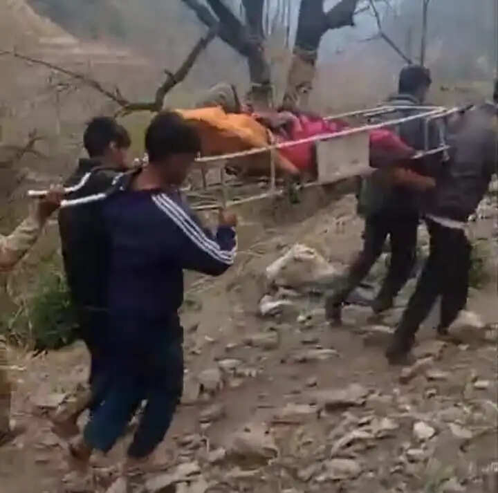 सांखाल के ग्रामीणों ने की मिशाल पेश, बीमार महिला को कंडी डंडी से पहुंचाया अस्पताल