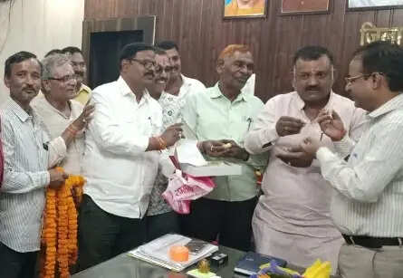 शिक्षा मित्रों ने जिला बेसिक शिक्षा अधिकारी का मुंह मीठा कराकर जतायी खुशी