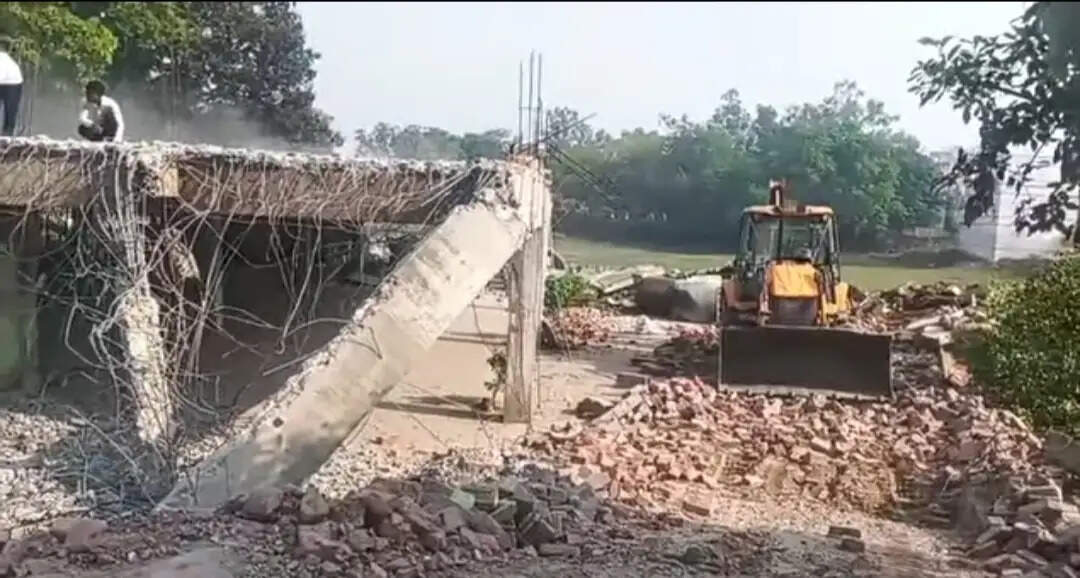 सीतापुर के लहरपुर में अवैध निर्माण पर चला बुल्डोजर, तालाब की जमीन पर बनी मस्जिद का ढांचा ध्वस्त
