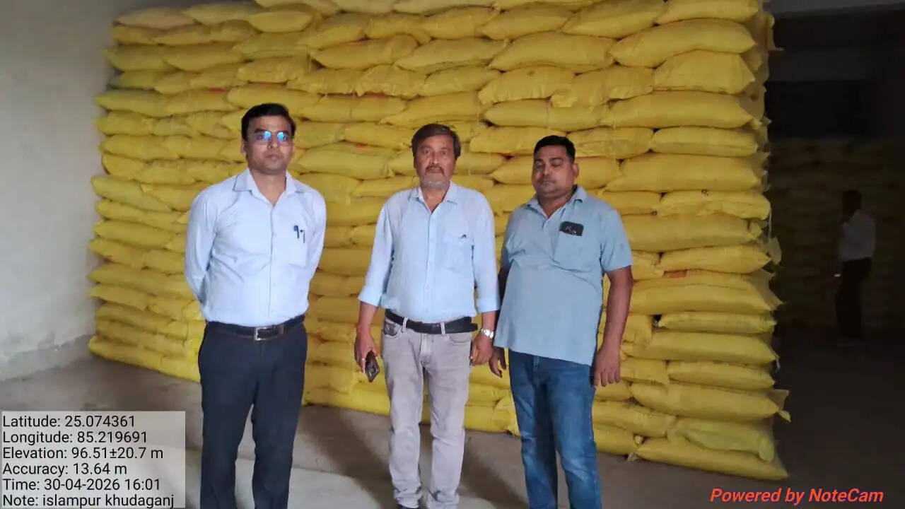 उर्वरक प्रतिष्ठानों कि औचक निरीक्षण में 17 उर्वरक प्रतिष्ठानों को नोटिस जारी