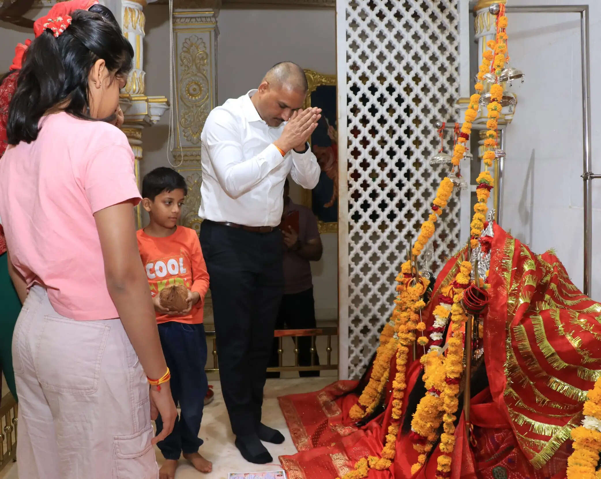 झाबुआ: कलेक्टर कै रूप में पदभार ग्रहण करने के पूर्व डॉ. भरसट ने दक्षिणमुखी कालका मंदिर एवं संकट मोचन हनुमान मंदिर में पूजा अर्चना की