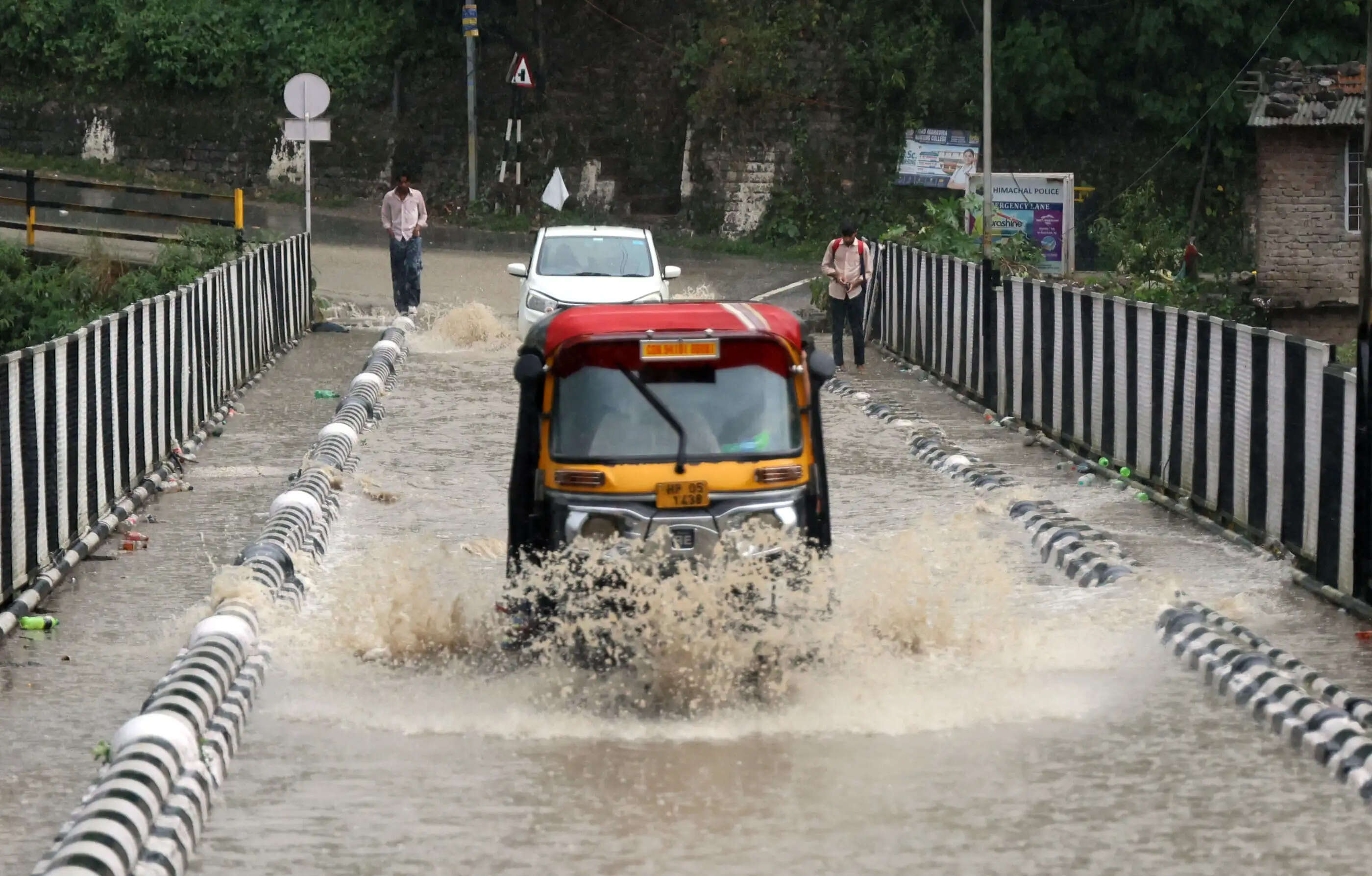 मंडी में झमाझम बारिश से सुहावना हुआ मौसम
