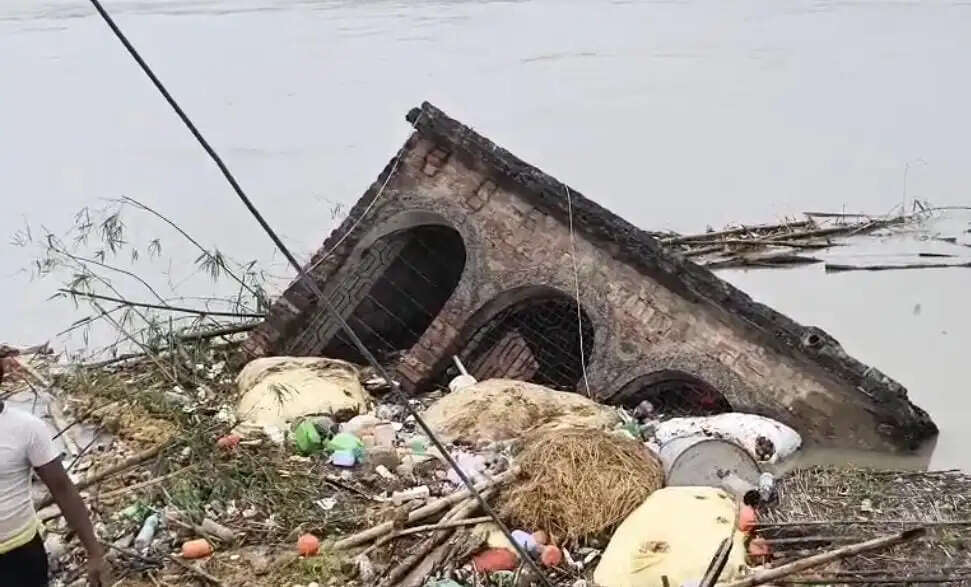 राघोपुर में 50 घर नदी में विलीन, ग्रामीणों में भारी आक्रोश