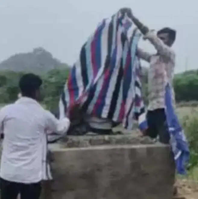 झांसी में अराजक तत्वों ने क्षतिग्रस्त की डॉ. अंबेडकर की प्रतिमा, आक्रोशित ग्रामीणों ने की कार्रवाई की मांग
