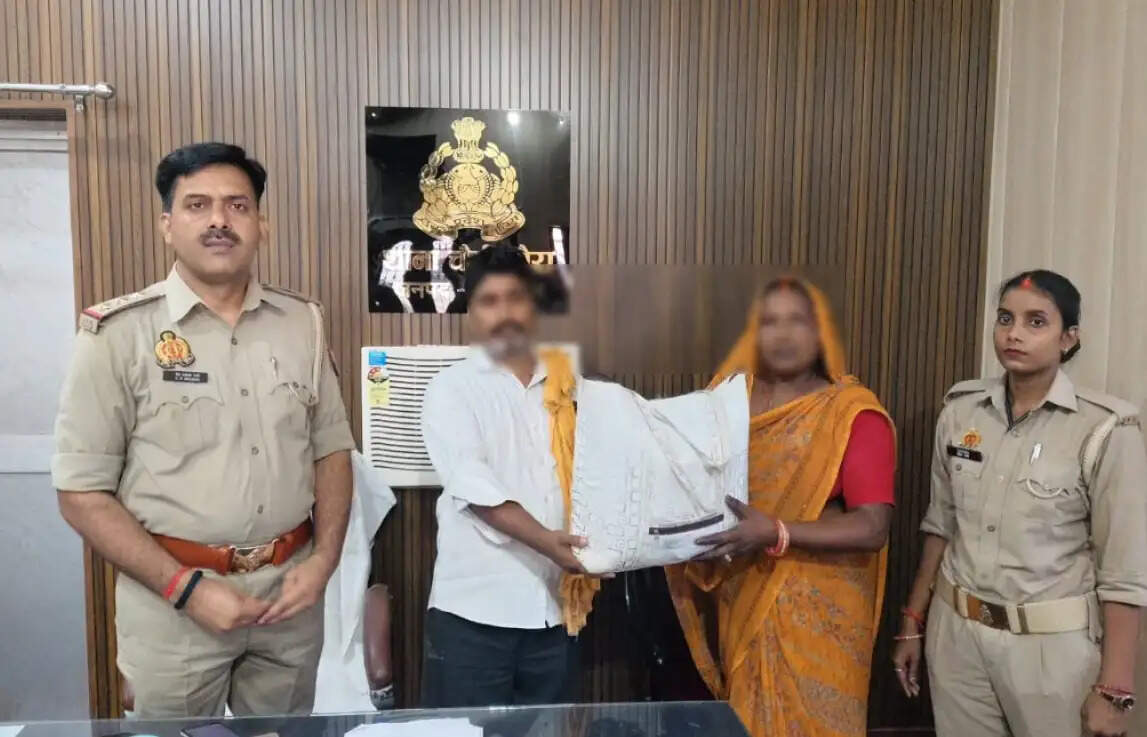 ईमानदारी की मिसाल बना ऑटो चालक, जेवरात से भरा बैग लौटाया