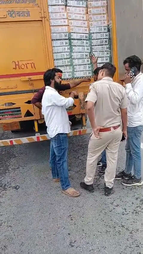 दिल्ली-मुंबई एक्सप्रेस-वे पर मांस से भरा कंटेनर जब्त, अलवर पुलिस ने सैंपल जांच के लिए भेजे