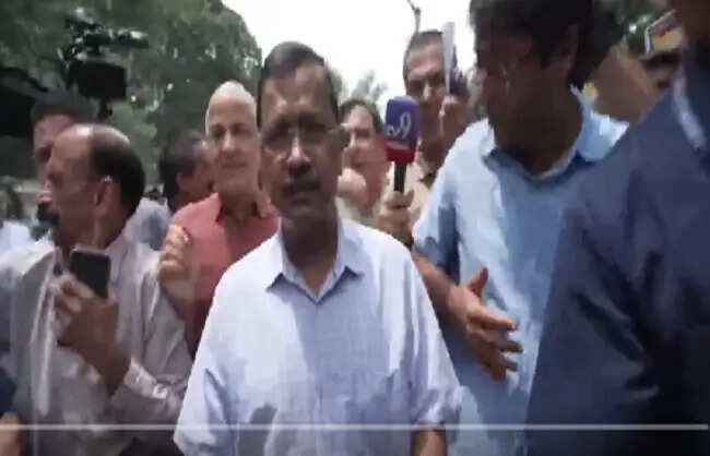 ई20 ईंधन के विरोध में पीएम आवास की ओर आआपा का मार्च, फिरोज शाह रोड पर धरने पर बैठे केजरीवाल