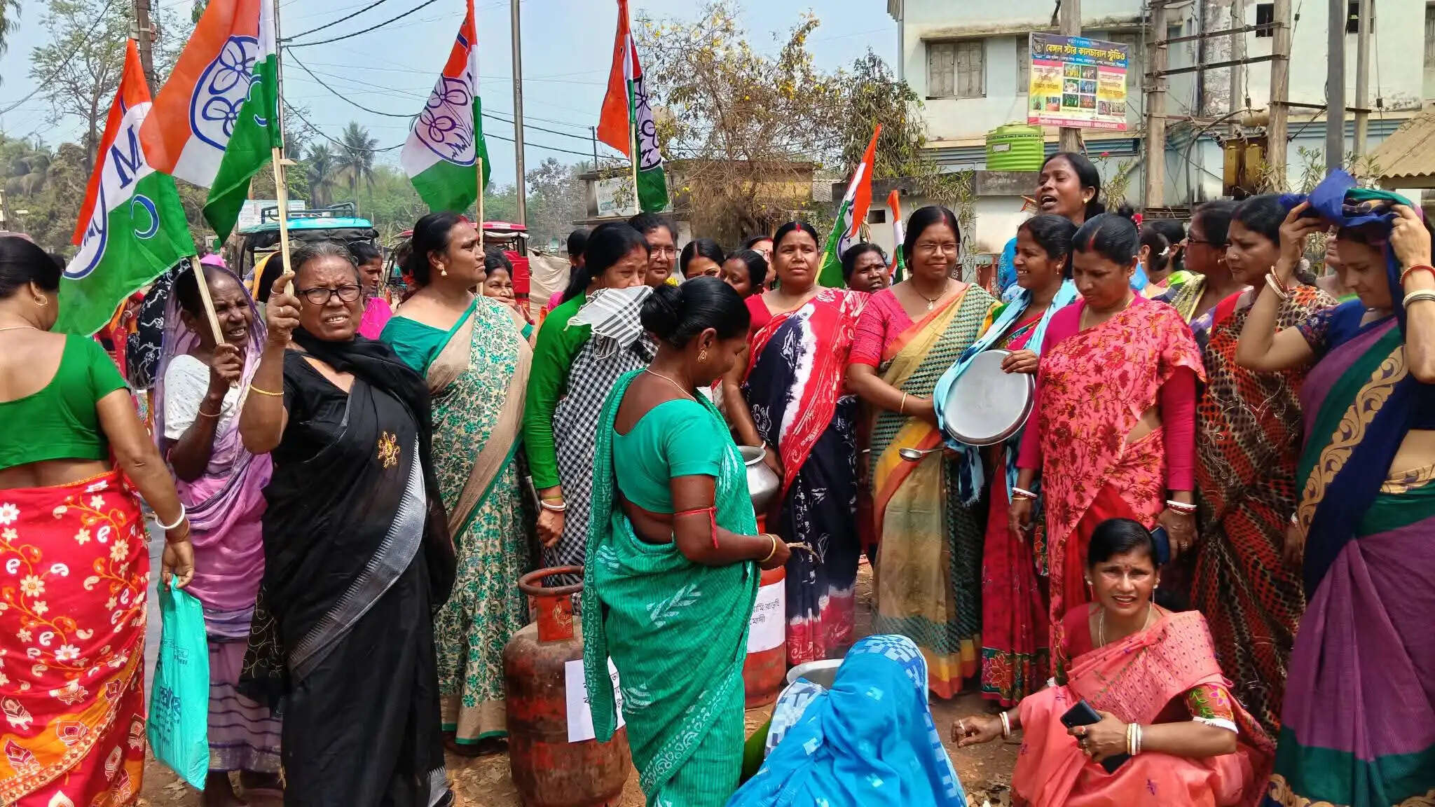 विष्णुपुर में गैस की कीमतों के खिलाफ महिलाओं का अनोखा प्रदर्शन