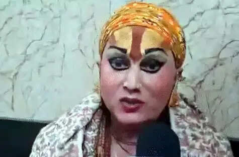 कॉकरोच जनता पार्टी के समर्थन में उतरीं हिमांगी सखी
