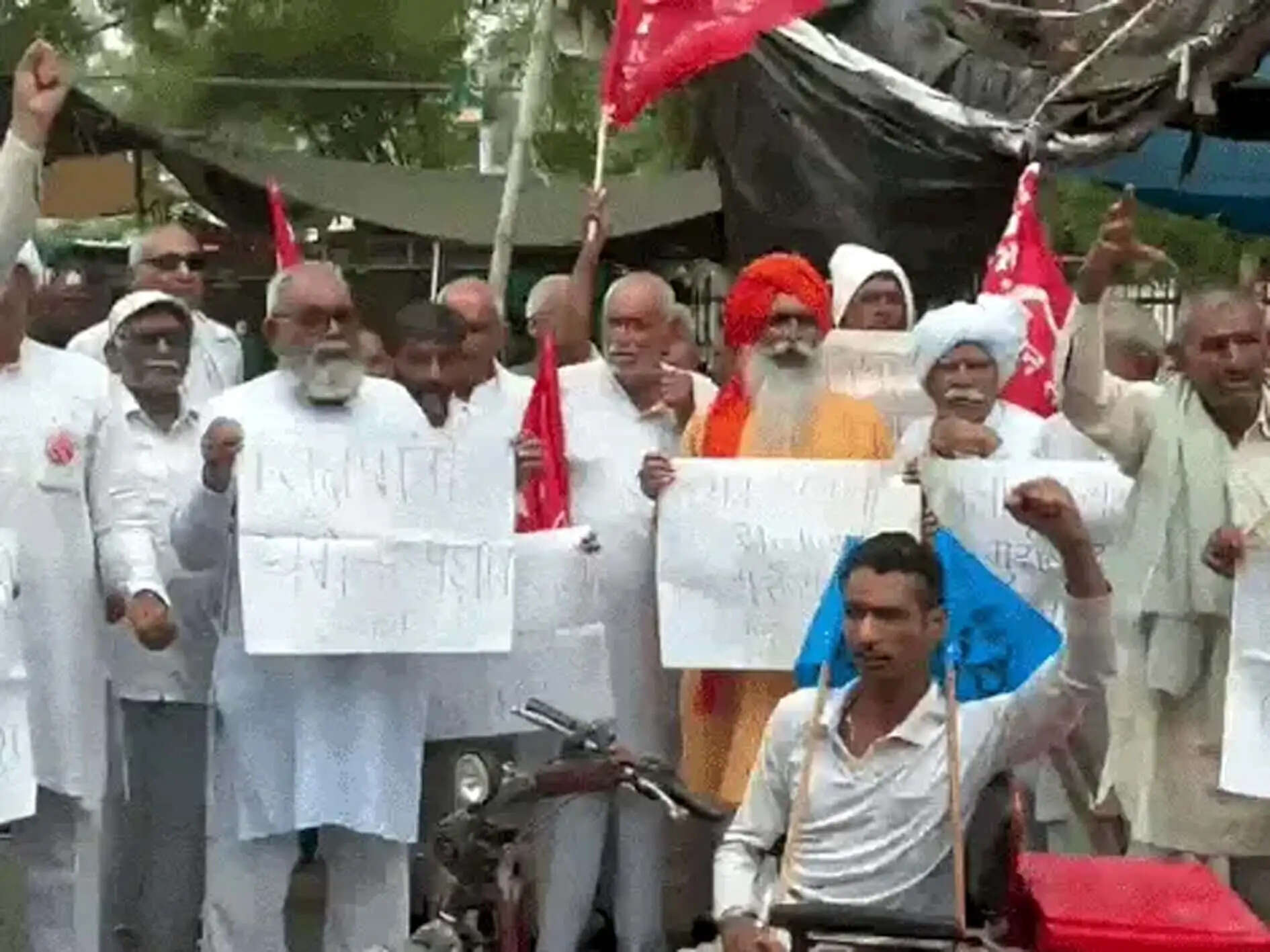 हिसार पहुंची दिल्ली लाठीचार्ज की गूंज, छात्र आंदोलन के समर्थन में सड़क पर उतरे वकील व जन संगठन