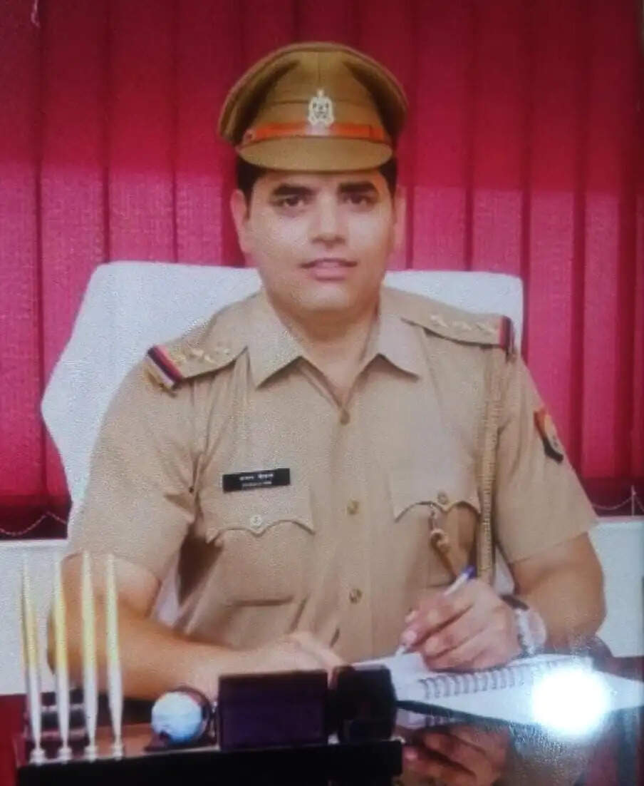 सुलतानपुर : अखंडनगर इंस्पेक्टर को लगी गोली, लखनऊ रेफर