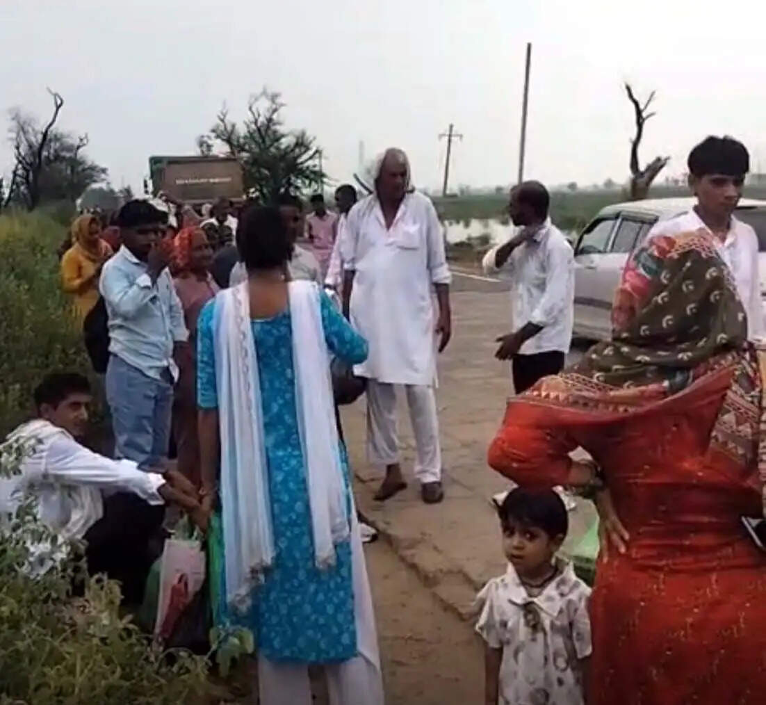 हांसी : गड्ढे में पहिया फंसने से निजी बस का स्टेयरिंग लॉक, 45 यात्री बाल-बाल बचे