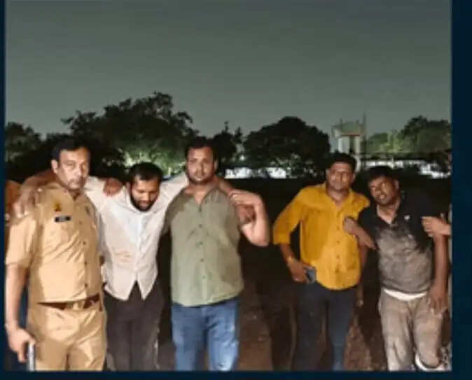 पुलिस मुठभेड़ के दौरान दो शातिर लुटेरे गिरफ्तार, पैर में लगी गोली