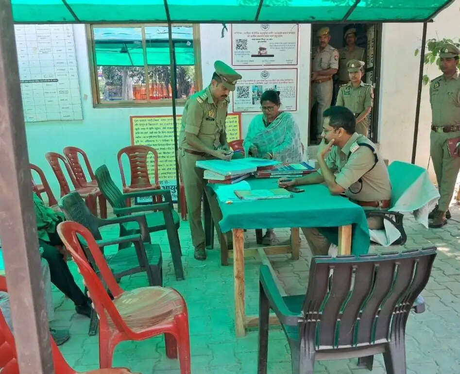 समाधान दिवस में डीसीपी गोमती जोन ने की जनसुनवाई