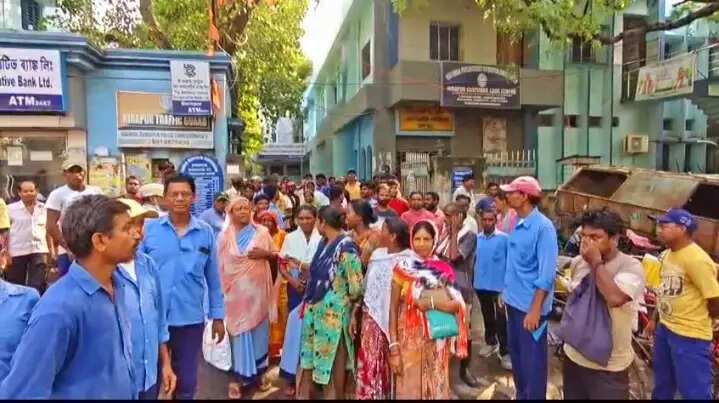 दोहरी पाली में काम कराने के विरोध में सफाई कर्मचारियों का प्रदर्शन
