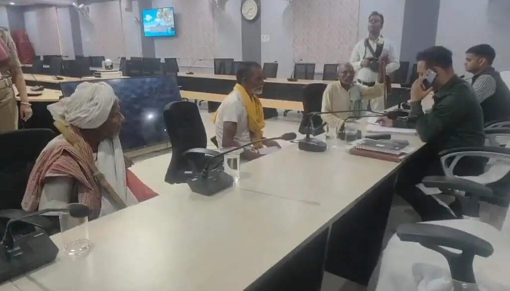 देर से पहुंचे फरियादी के लिए रुके डीएम, खुद अंदर ले जाकर सुनी समस्याएं