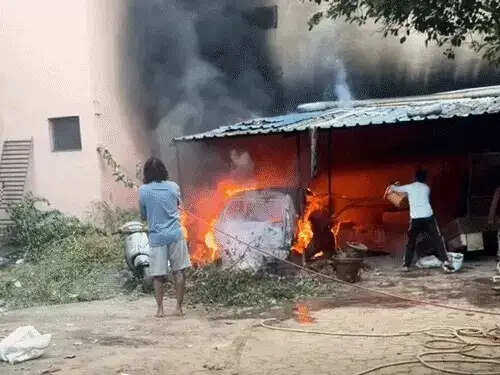ग्वालियर में पूर्व नगर निगम उपायुक्त के घर की पार्किंग में लगी आग, कार और स्कूटी जलकर खाक