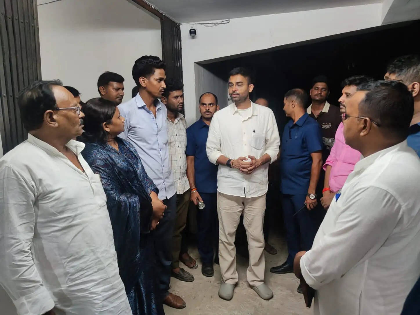 सड़क हादसे में सिसवन प्रखंड के कार्यपालक सहायक की मौत, परिजनों से मिलने सदर अस्पताल पहुंचे मंत्री दीपक प्रकाश