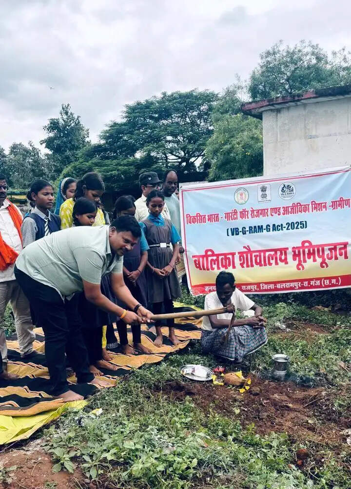 राजपुर के स्कूलों में 43 बालिका शौचालयों का निर्माण शुरू, छात्राओं ने किया भूमिपूजन