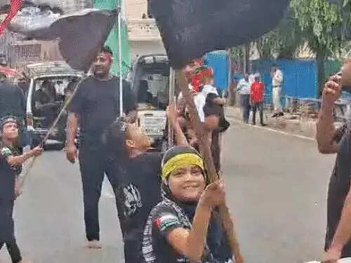 भोपाल: मुहर्रम जुलूस में गूंजा करबला का संदेश, पोस्टरों पर लिखा- 'आतंकवाद हर जगह शांति के लिए खतरा'