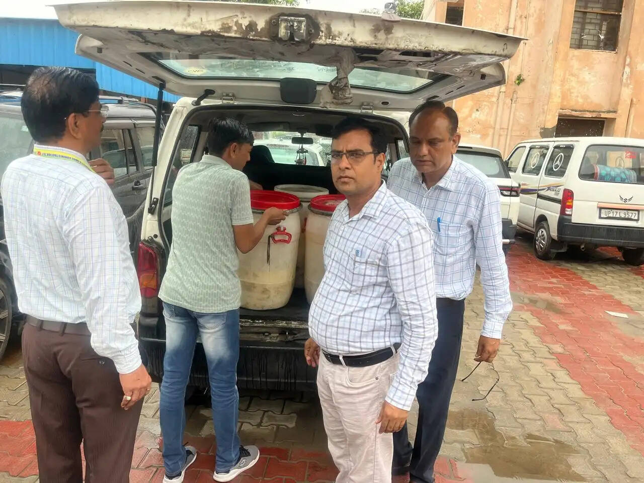 बागपत में 200 किलो मिलावटी घी जब्त, मिड-डे मील किचन से भी नमूने लिए