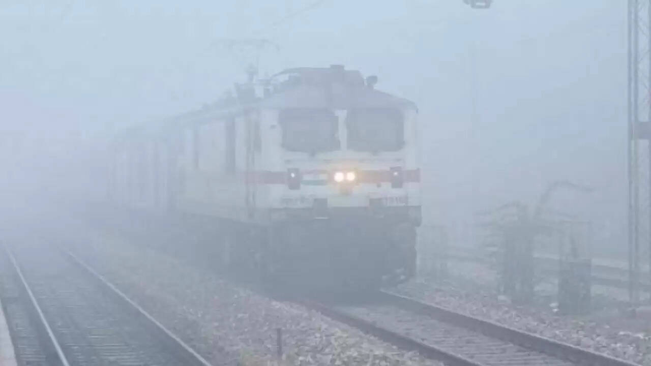 कोहरे के कारण मुरादाबाद रेल मंडल से होकर गुजरने वाली 10 रेलगाड़ियां 3 माह के लिए रद्द