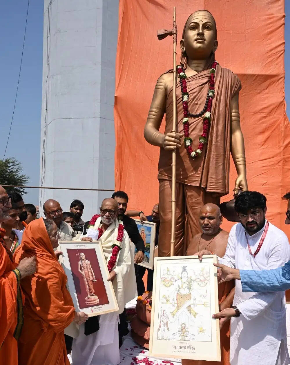 खंडवाः मुरारी बापू ने ओंकारेश्वर के एकात्म धाम पहुंचकर किए आदि शंकराचार्य की प्रतिमा के दर्शन