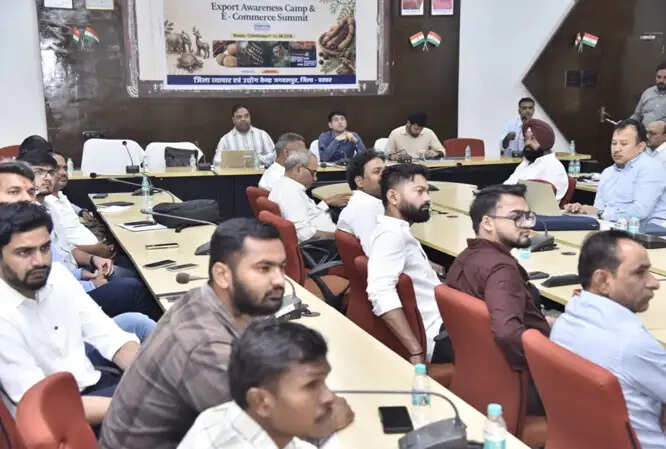 बस्तर के उत्पादों को वैश्विक स्तर पर पहुंचाने के लिए उद्यमियों को दिए व्यापार के गुर
