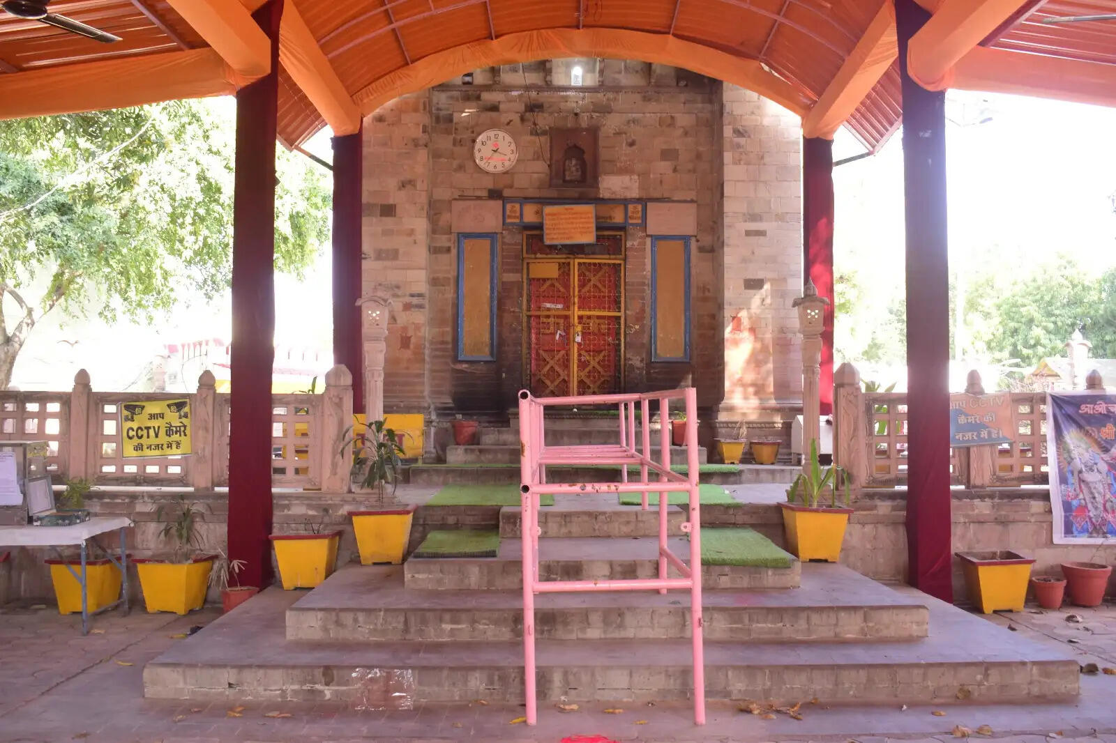 चंद्र ग्रहण के चलते बंद रहे मंदिरों के कपाट, सड़कों पर होरियारों का रहा सन्नाटा