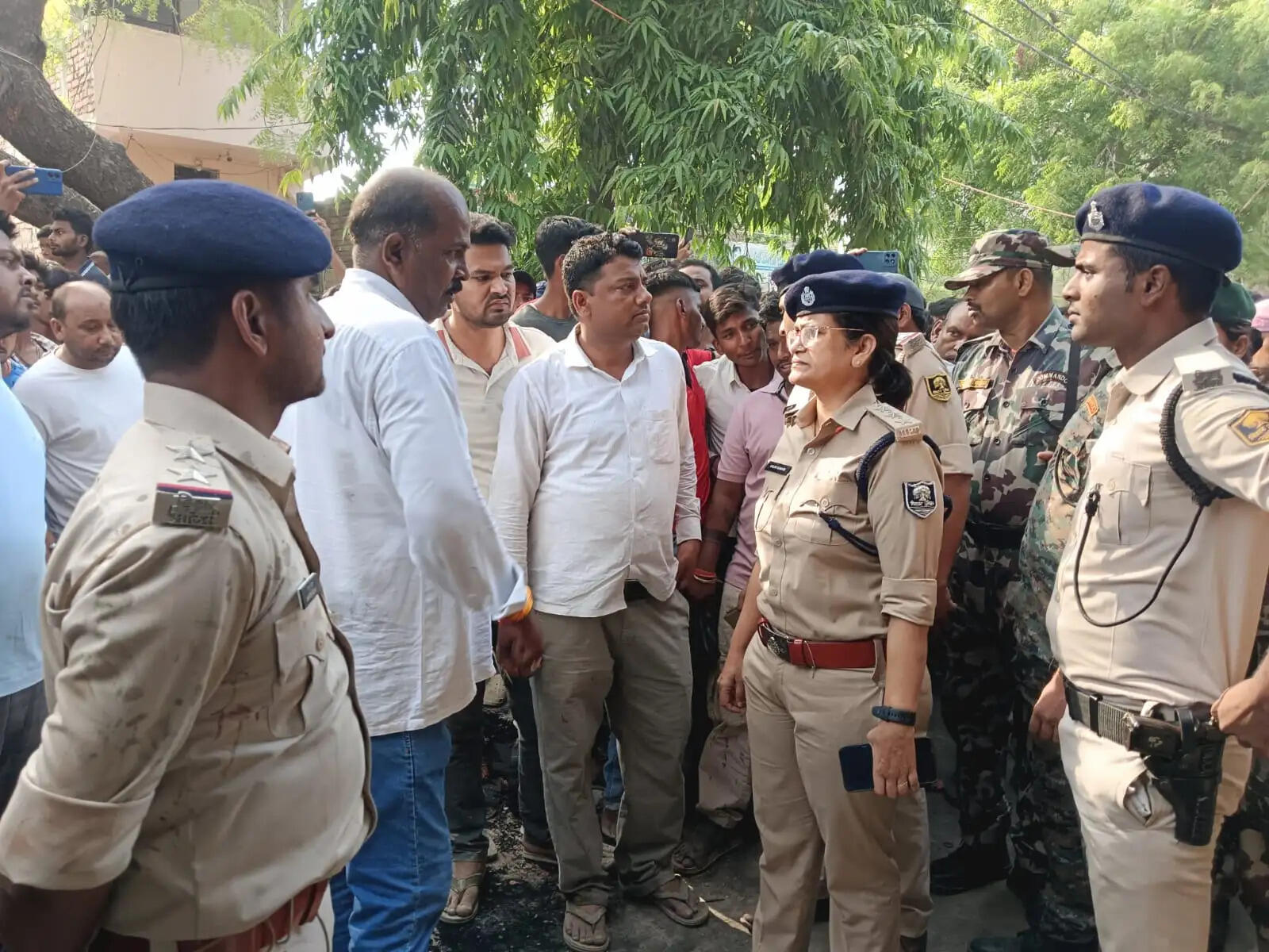 पुलिस गश्ती के पास ही 20 लाख की लूट, 10 राउंड फायरिंग से दहला जामापुर बाजार