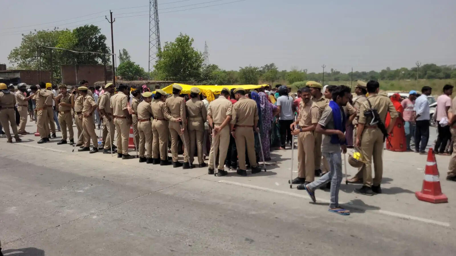 वाहन की टक्कर से मजदूर की मौत, साथी गंभीर घायल
