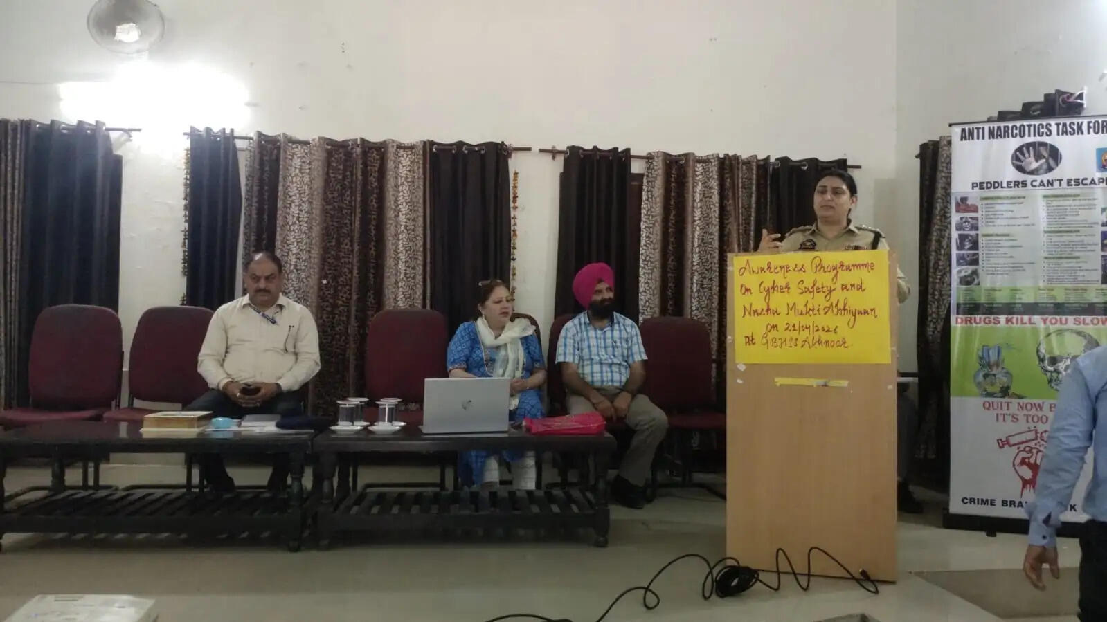 स्कूली छात्रों को नशे और साइबर अपराध से बचाव के प्रति किया जागरूक