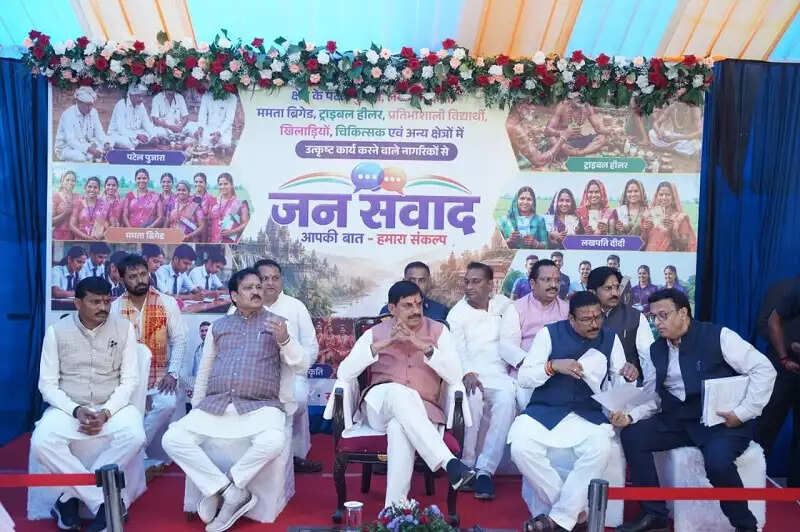 मप्रः मुख्यमंत्री डॉ. यादव ने बड़वानी में मेधावी प्रतिभाओं से किया संवाद