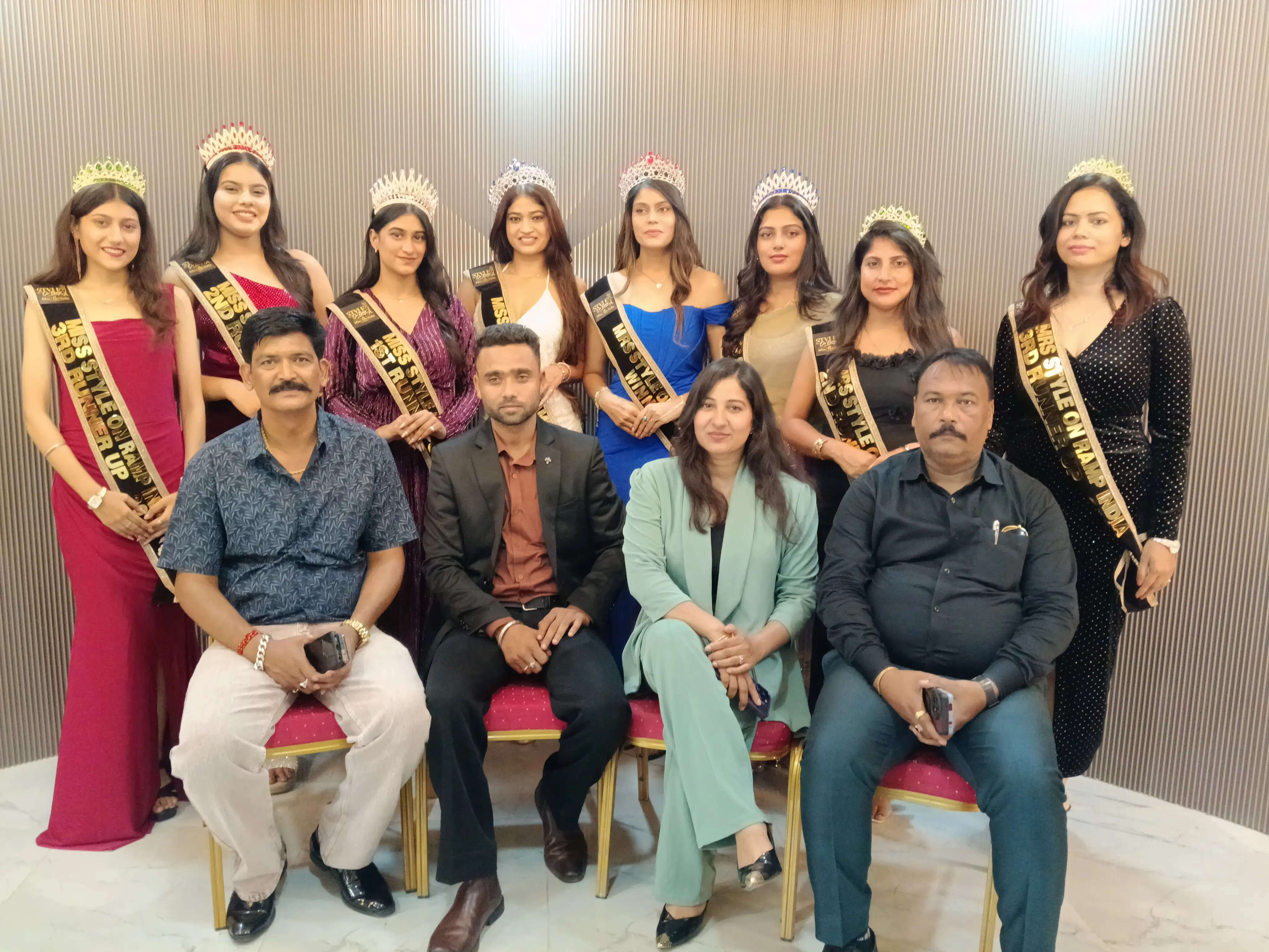 रैम्प पर छाया फैशन और ग्लैमर: कृष्णा शर्मा और प्रीति सिंह ने जीते विनिंग टाइटल