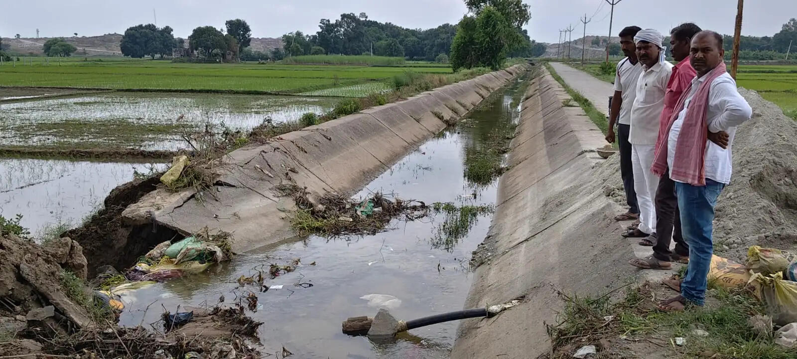 मीरजापुर: एक साल पहले बनी माइनर टूटी, सैकड़ों एकड़ खेत बने तालाब