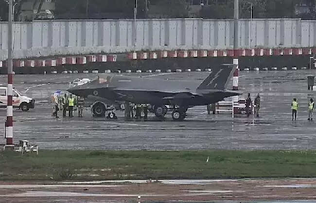 ब्रिटिश नौसेना के लड़ाकू विमान की तिरुवनंतपुरम अंतरराष्ट्रीय हवाई अड्डे पर इमरजेंसी लैंडिंग