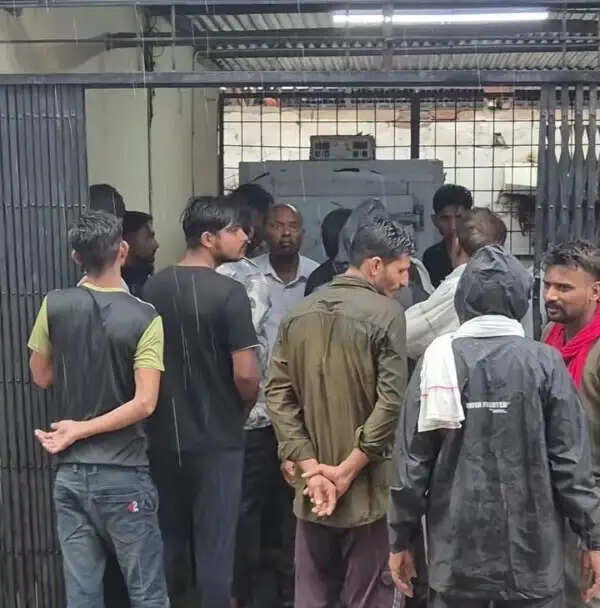 खेत में सोयाबीन बोते समय आकाशीय बिजली की चपेट में आया युवक, मौत: दो महीने पहले ही हुई थी शादी