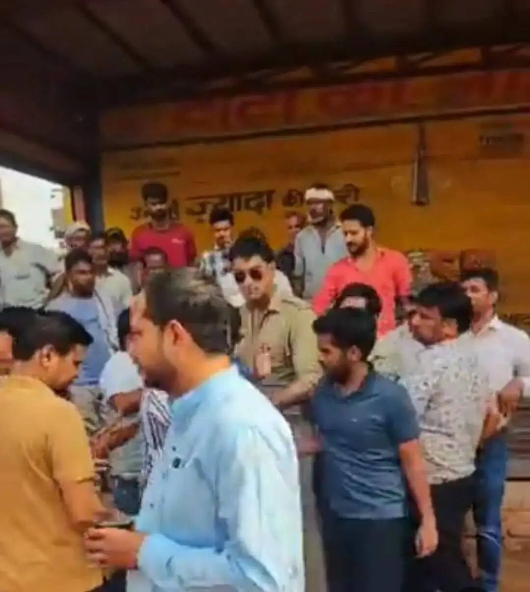 हाथरस में जीएसटी टीम की छापेमारी के दौरान हंगामा, व्यापारियों ने लगाए मारपीट के आरोप