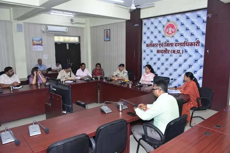 सतर्कता और सुगमता के साथ आयोजित कराएं नीट परीक्षा : कलेक्टर