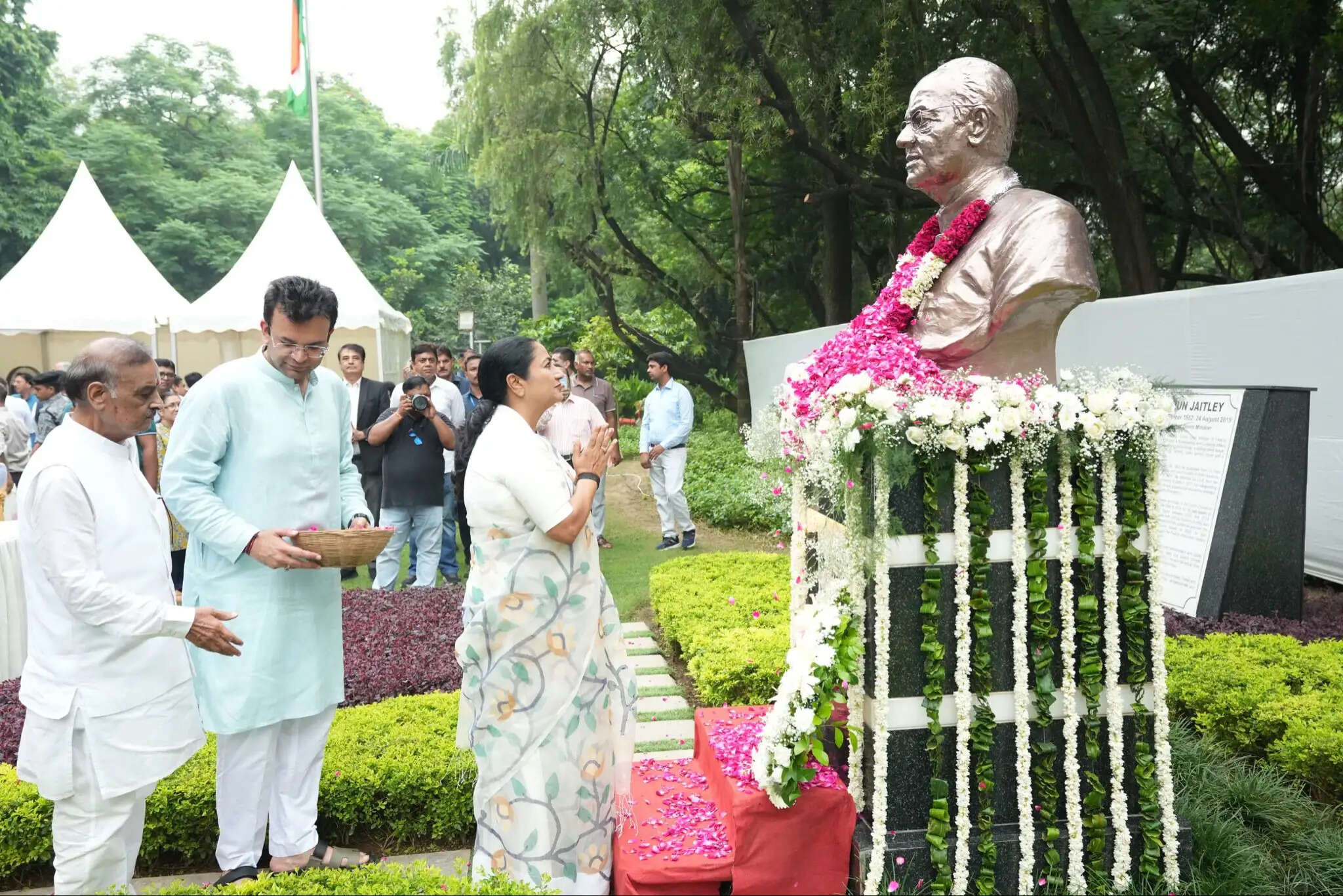 मुख्यमंत्री रेखा गुप्ता ने अरुण जेटली को श्रद्धासुमन अर्पित किए, बोलीं- राष्ट्रसेवा और सुशासन को समर्पित रहा उनका जीवन