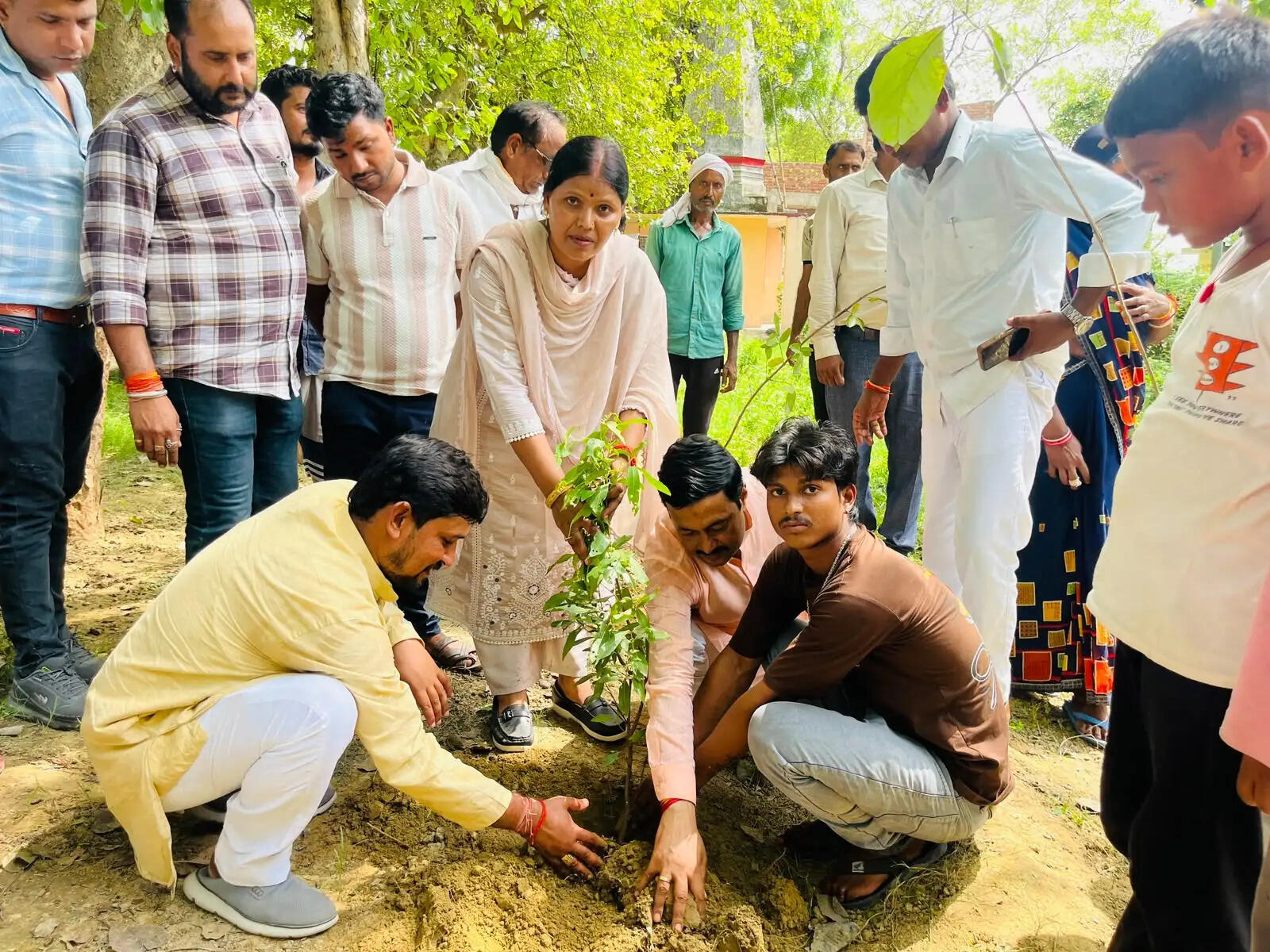 'एक पेड़ मां के नाम' अभियान के तहत अमृत सरोवर पर हुआ पौधरोपण