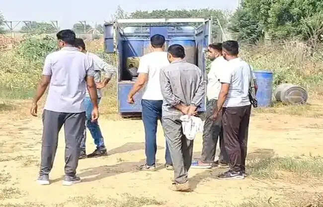 रेवाड़ी पुलिस चार हजार लीटर पेट्रोल-डीजल व थीनर बरामद किया