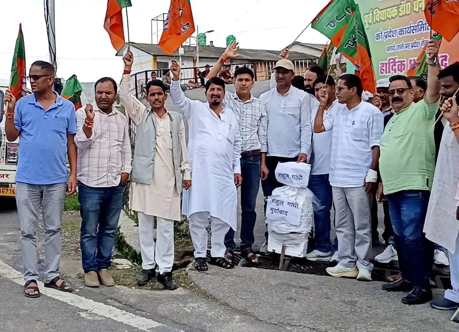 भाजपा&nbsp;कार्यकर्ताओं&nbsp;ने&nbsp;जलाया&nbsp;नेता&nbsp;प्रतिपक्ष&nbsp;राहुल&nbsp;गांधी&nbsp;का&nbsp;पुतला