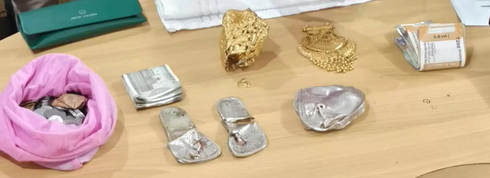 सात मंदिरों में लाखों की चोरी, बसना के चार आरोपित गिरफ्तार