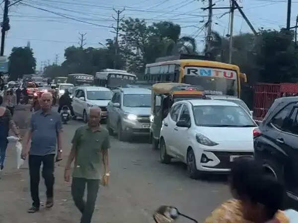मप्र:&nbsp;मूंग की शत-प्रतिशत खरीदी की मांग पर किसानों का भोपाल कूच, होशंगाबाद रोड पर पुलिस से आमना-सामना