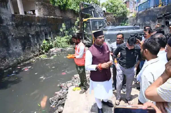 भोपाल:&nbsp;पातरा नाले में मिट्टी देख भड़के मंत्री सारंग, अधिकारियों को फटकार, मौके पर शुरू कराया सफाई अभियान
