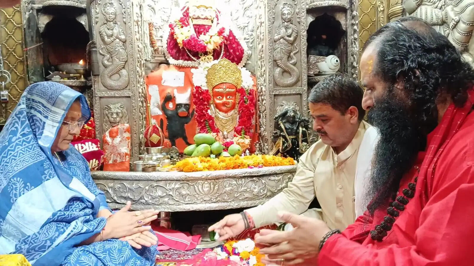 मध्य प्रदेश की महिला एवं बाल विकास मंत्री सावित्री ठाकुर ने मनसा देवी मंदिर में की पूजा अर्चना
