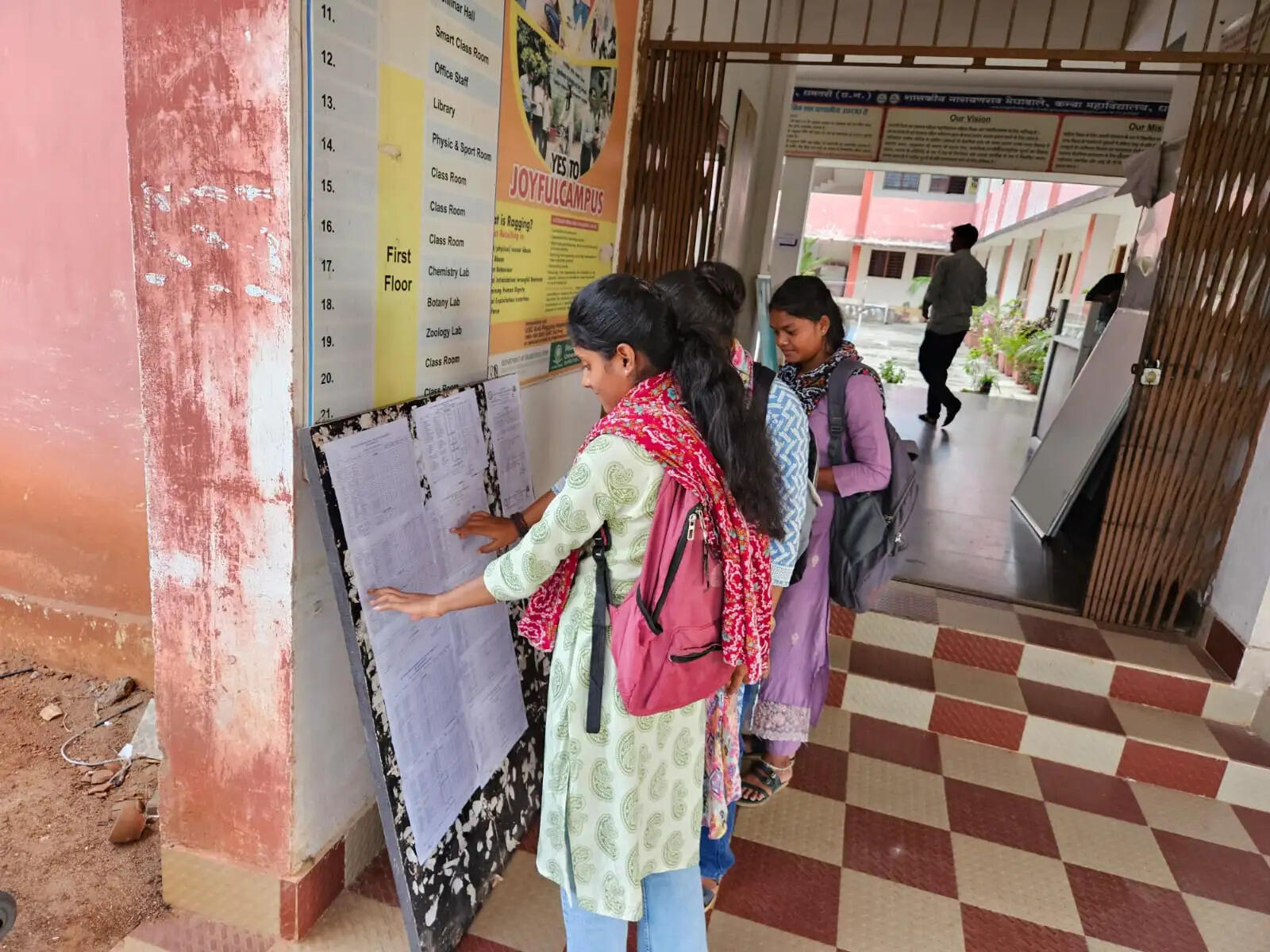 मेरिट सूची में नाम देखते ही खिल उठे विद्यार्थियों के चेहरे, धमतरी के कॉलेजों में प्रवेश शुरू