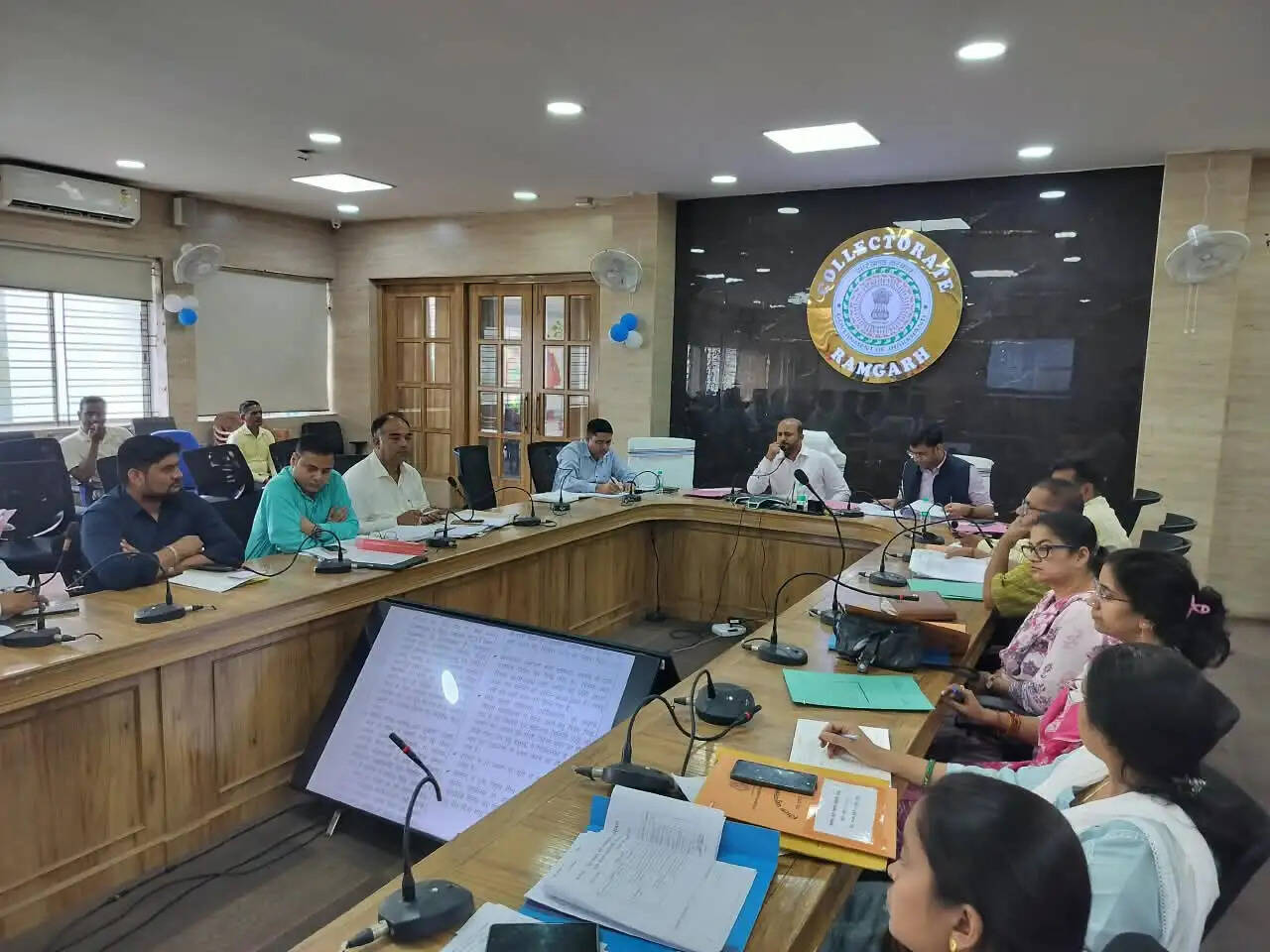 डीसी ने&nbsp;अधिकारियों को समय पर योजनाओं का लाभ पहुंचाने का दिया निर्देश