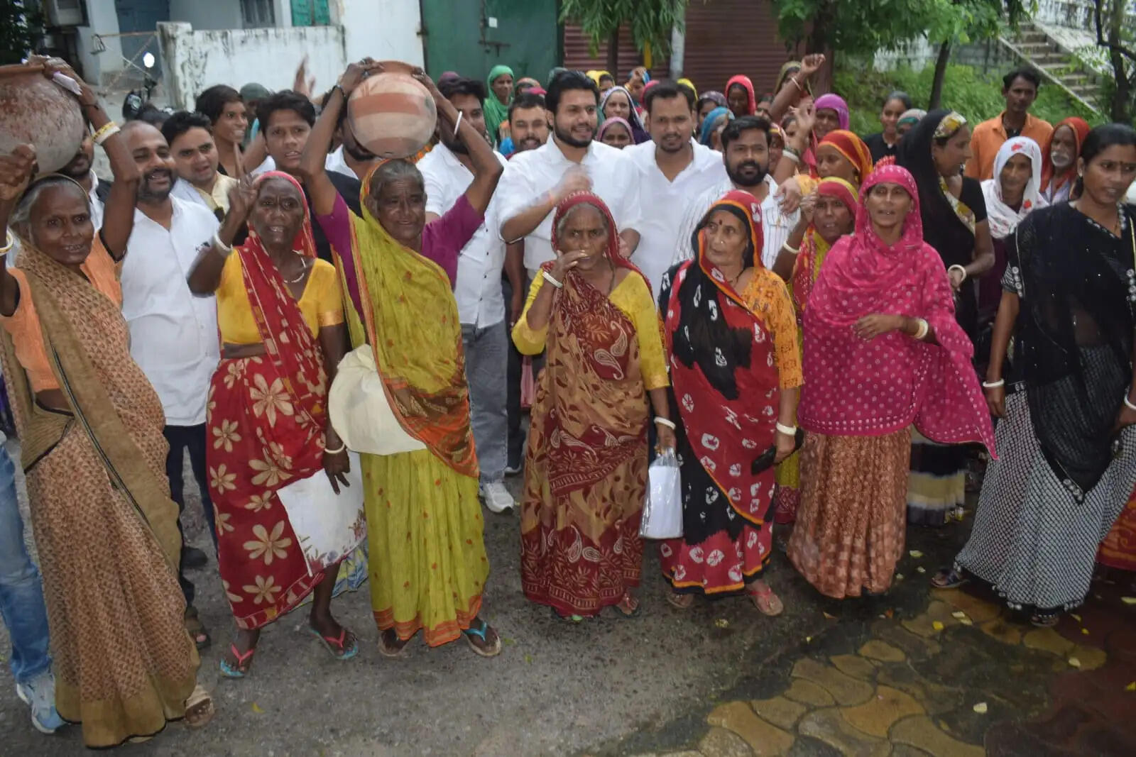 ढ़ाई दशक से पानी की समस्या से जूझ रहे गुजराती बस्ती के लोगों का फूटा गुस्सा, महिलाओं ने जल निगम में फोड़े मटके